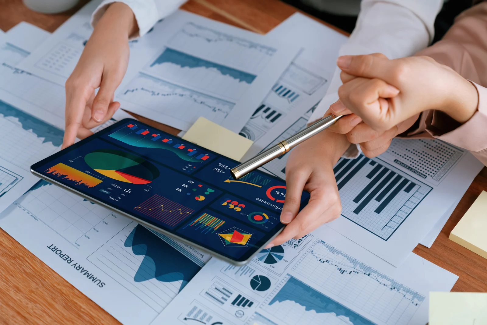 Elegant Marketing digital marketing analytics dashboard showing growth graph with focus on SEO and PPC performance